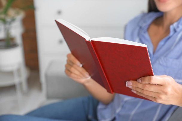 Piękna młoda kobieta czyta książkę w domu, zbliżenie - Zdjęcie, obraz