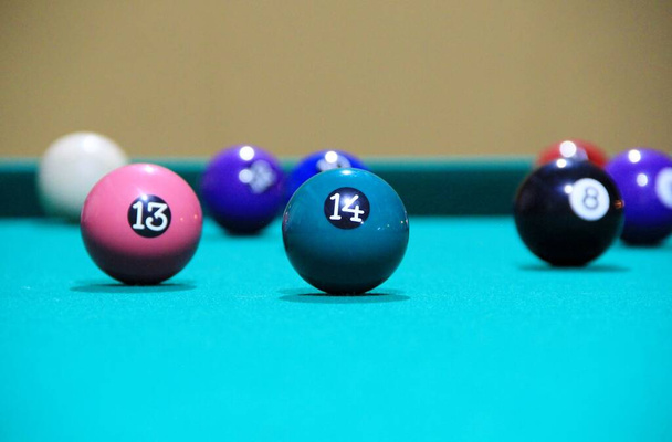 Vista de perto de bolas de bilhar em uma mesa de jogo - Foto, Imagem