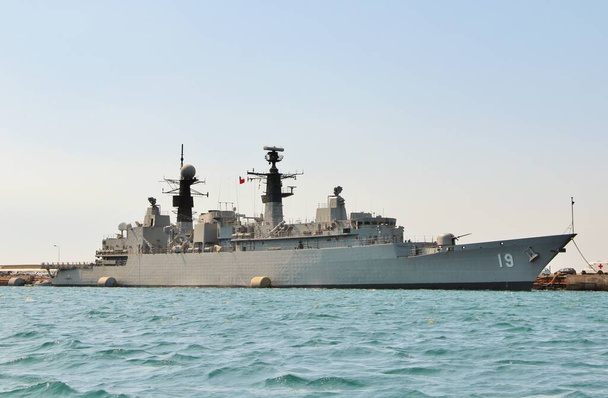 Wojskowy okręt wojenny w morzu - Zdjęcie, obraz
