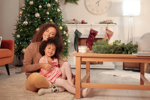 Menina afro-americana bonito e sua mãe em casa na véspera de Natal - Foto, Imagem