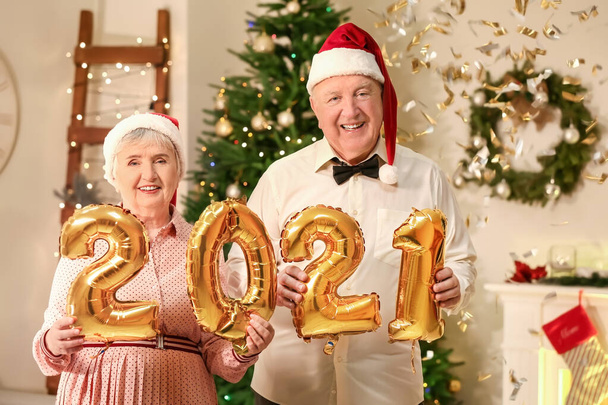 Ηλικιωμένο ζευγάρι γιορτάζει τα Χριστούγεννα στο σπίτι - Φωτογραφία, εικόνα