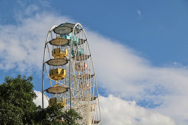 Roda gigante contra fundo céu azul - Foto, Imagem