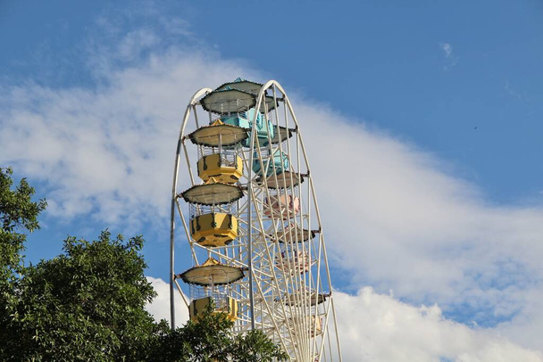 Ferris kerék ellen kék ég háttér - Fotó, kép