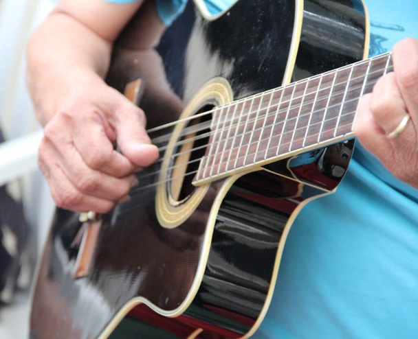 Closeup άποψη του ανθρώπου χέρι παίζει στην κιθάρα - Φωτογραφία, εικόνα