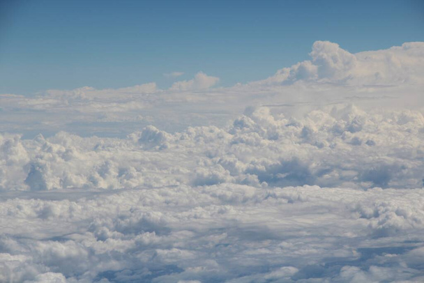 άσπρα σύννεφα στον γαλάζιο ουρανό - Φωτογραφία, εικόνα
