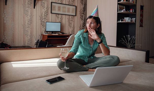 nő ünnepli születésnapját online karantén ideje videohívás virtuális fél. Coronavirus járvány 2020. szomorú depressziós nő - Fotó, kép