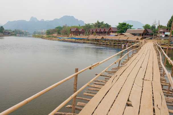 Vang Vieng, Laos Ponte sul fiume Nam Song. un famoso paesaggio a Vang Vieng, provincia di Vientiane, Laos. - Foto, immagini