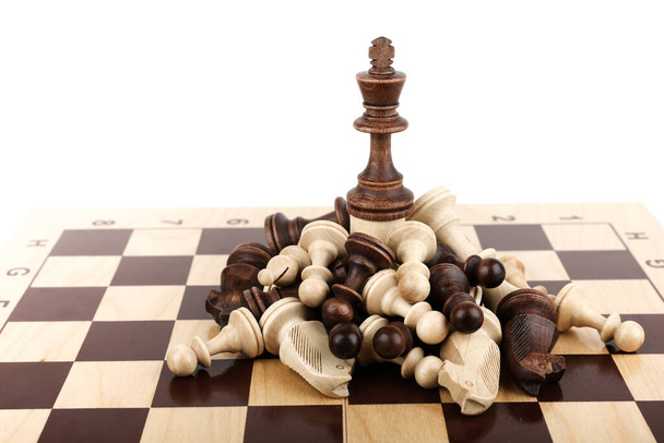 concept of victory in the form of chess. winning king on the battlefield. the king stands, the rest lost - Foto, Bild