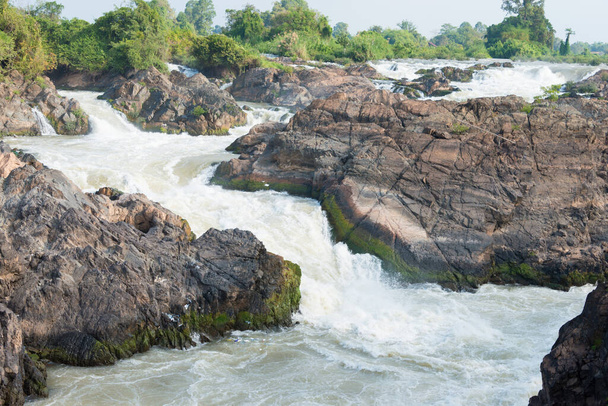 Чампасак, Лаос - водопад Ли Пхи ("Сомфамит") на реке Мео. Знаменитый ландшафт на реке Мео, острова, провинция Чампасак, Лаос. - Фото, изображение