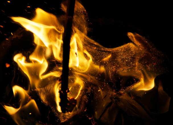 tűz lángok szikrák a fekete háttér - Fotó, kép