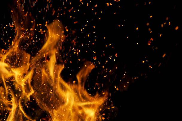 oheň plameny s jiskry na černém pozadí - Fotografie, Obrázek