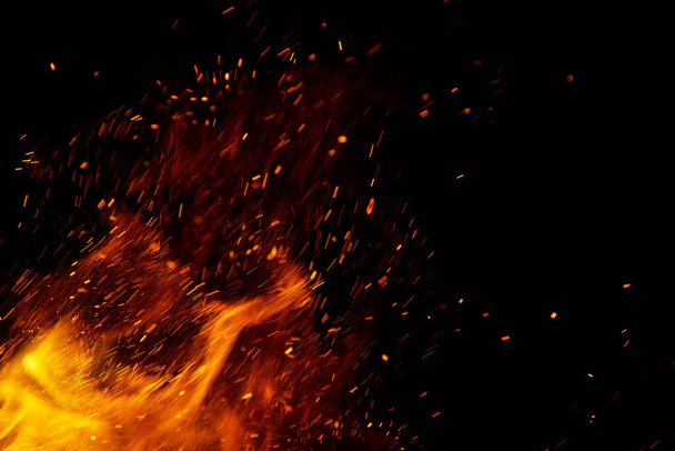 llamas de fuego con chispas sobre un fondo negro - Foto, Imagen
