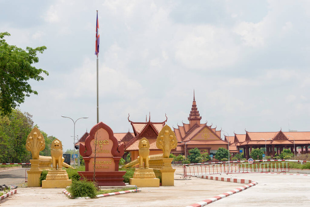 カンボジアのStung Treng - TRAPEANG KREAL IMMIGRATIONは、カンボジアとラオスの間の主要な国境交差点です。. - 写真・画像