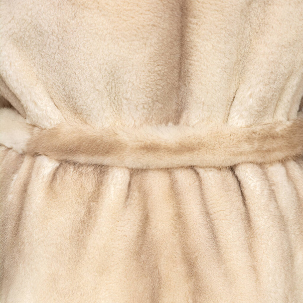 Текстура натурального светло-бежевого меха с поясом крупным планом - Фото, изображение