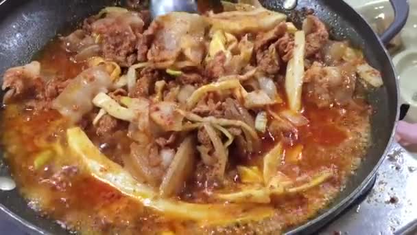 Κορεάτικη κουζίνα πικάντικη με χοιρινό και λαχανικά. - Πλάνα, βίντεο