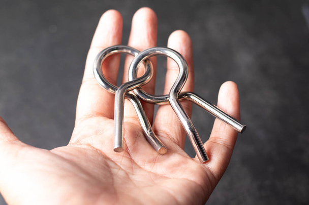 Een hand met een zilveren metalen ring - Foto, afbeelding