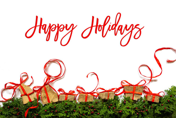 Zelená jedle větev, vánoční dárek a dárky, textové Veselé svátky - Fotografie, Obrázek