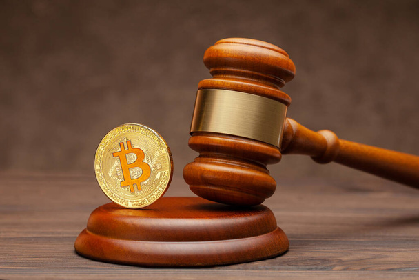 Bitcoin ja tuomari nuija puinen ruskea tausta - Valokuva, kuva