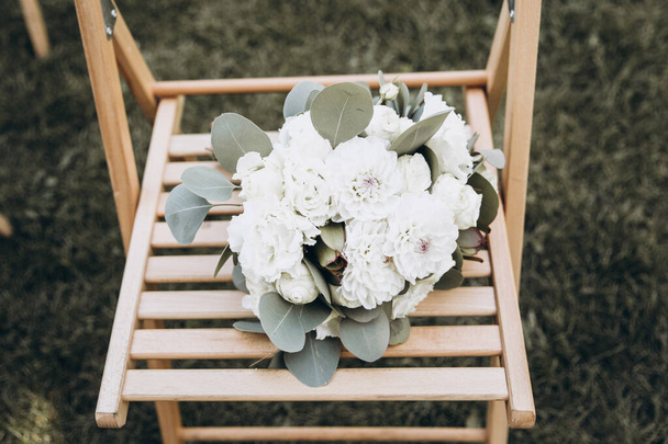 Bouquet de mariage avec feuilles vertes et fleurs blanches - Photo, image
