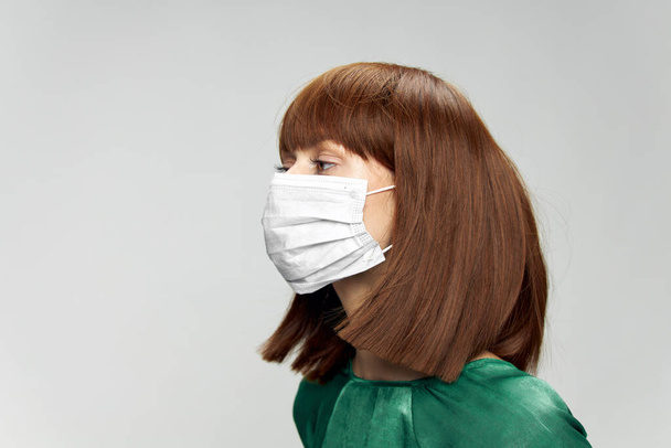 Donna in abito di moda in posa in maschera medica virus covid-19 - Foto, immagini
