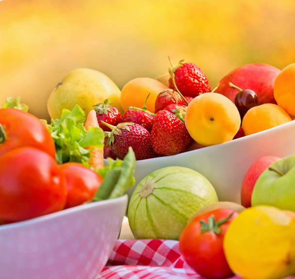 Свежие органические фрукты и овощи в мисках
 - Фото, изображение