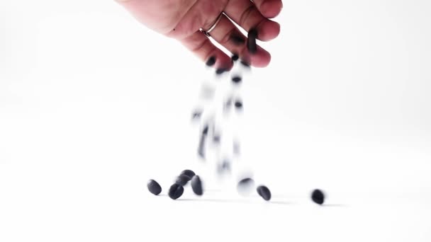 Повільний рух свіжих обсмажених кавових зерен, що падають ізольований білий фон
 - Кадри, відео