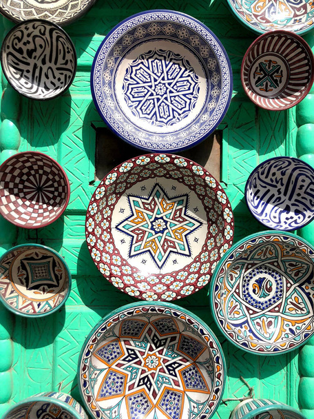 Μαροκινή κεραμική στη Μεδίνα της Essaouira.Πολύχρωμα κεραμικά και κεραμικά - Φωτογραφία, εικόνα