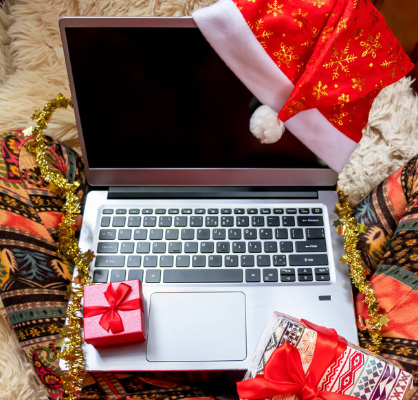 Navidad compras en línea vista superior. Vacaciones de invierno ventas - Foto, Imagen
