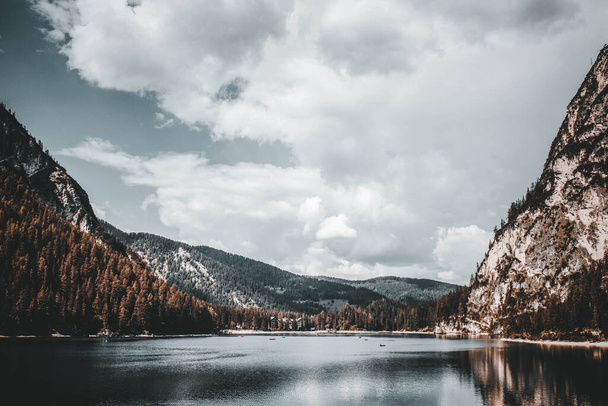panoraamanäkymät järvelle braies, Italia - Valokuva, kuva