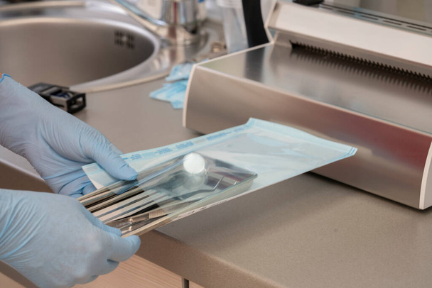 упаковка и подготовка к стерилизации стоматологических инструментов - Фото, изображение
