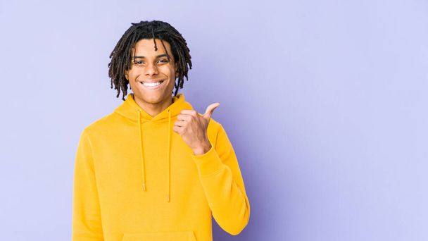 Молодой африканский американец раста улыбается и поднимает большой палец вверх - Фото, изображение
