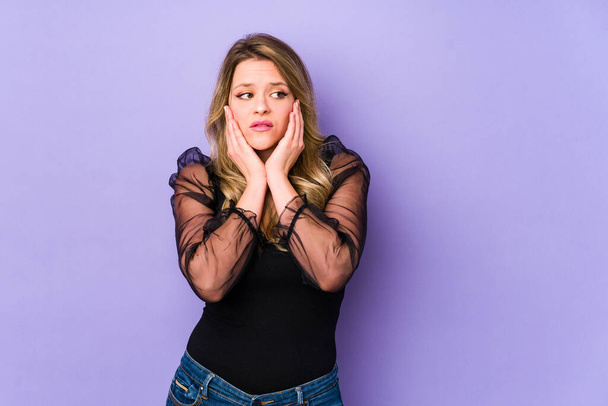 Young caucasian woman isolated on purple background whining and crying disconsolately. - Foto, afbeelding