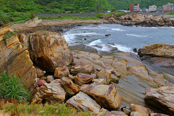 Przybrzeżne formacje skalne w Nanya, północno-wschodnie wybrzeże National Scenic Area, Tajpej Tajwan. - Zdjęcie, obraz