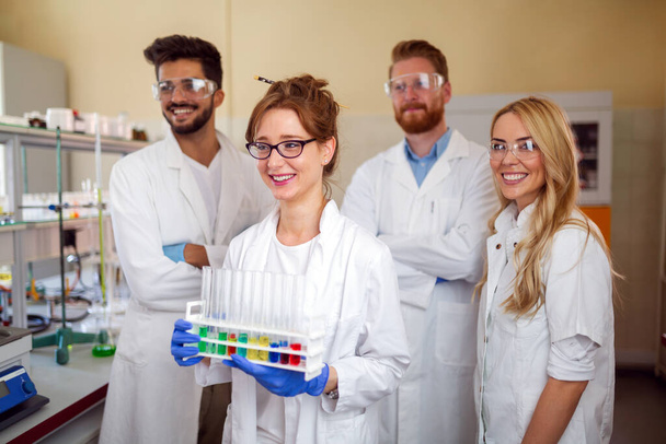 Fiatal diákok, laboratóriumban dolgozó kémiatudósok - Fotó, kép