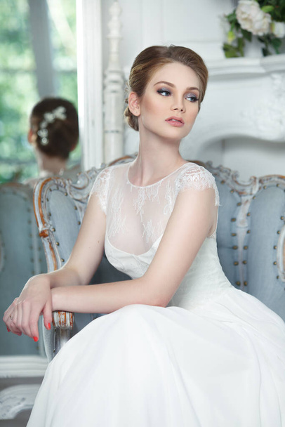 A young beautiful bride in a chic interior. - Foto, Imagem