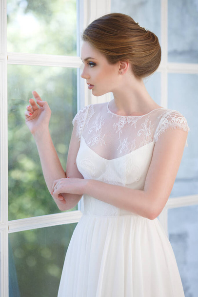 Beautiful young bride on the window background. - Foto, Bild