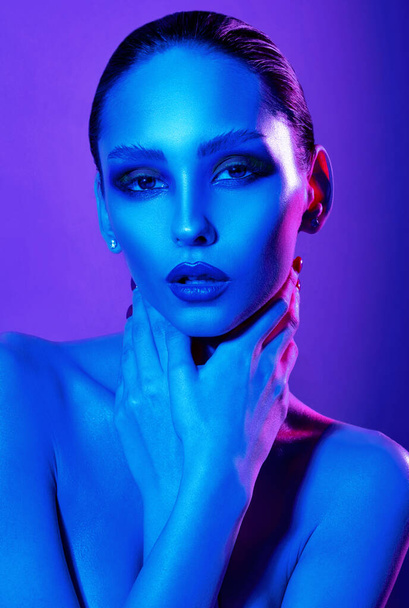 beauty portrait high fashion model in blue color - Fotoğraf, Görsel