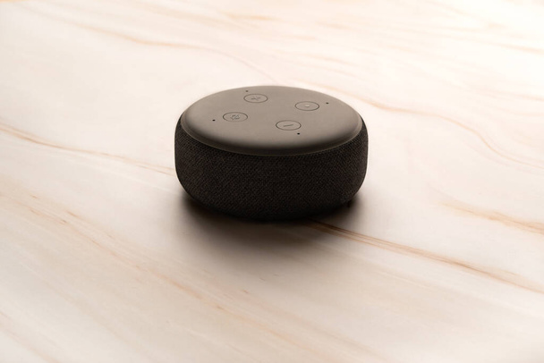 Amazon Echo Dot и Alexa с мраморным фоном. - Фото, изображение