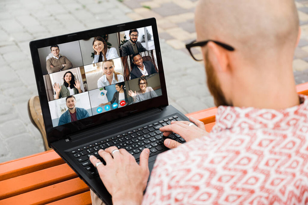 videoconferencia negocios personas charlando zoom en línea distante hombre de trabajo - Foto, imagen