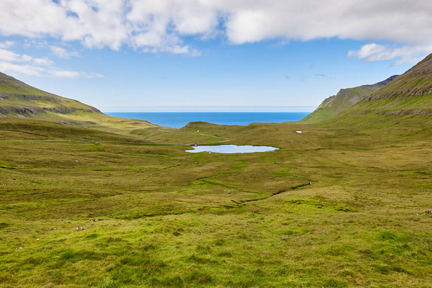 Остров Судурой зеленая долина и озеро в Фарерском архипелаге. Дания - Фото, изображение