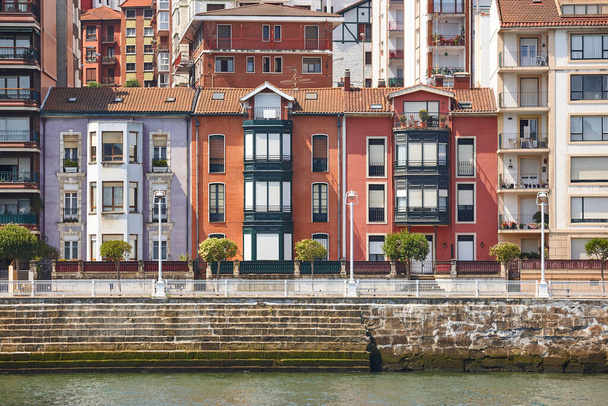 Bilbao rzeki nerwów ibaizabal z tradycyjnymi budynkami. Turystyka w Hiszpanii - Zdjęcie, obraz