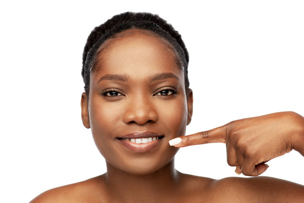 african american woman pointing to her mouth - Foto, afbeelding