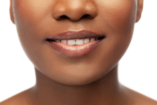 close up of face of smiling african american woman - Foto, afbeelding