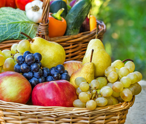 organiczne owoce w wiklinowym koszu - Zdjęcie, obraz