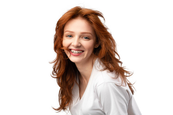 Portrait de beauté de jeune dame aux cheveux rouges sur fond blanc - Photo, image