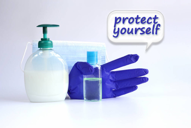 Beschermende accessoires tegen virus op witte achtergrond - Foto, afbeelding