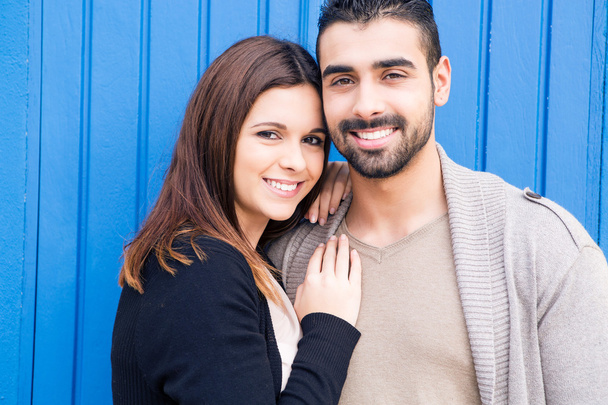 ζευγάρι αγκαλιάζει πάνω από το μπλε φόντο - Φωτογραφία, εικόνα