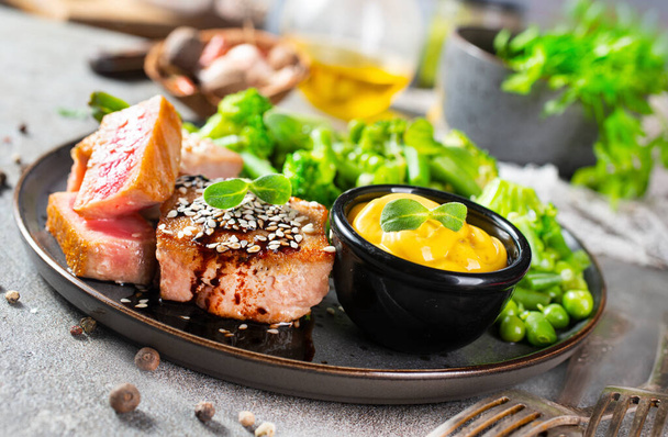 Tuna steak with vegetables. Close up lightly fried tuna - Foto, Bild