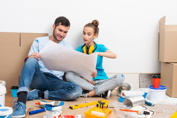 Young man and woman planning home renovation - Valokuva, kuva