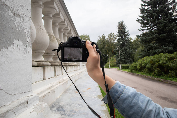 photo of a girl taking a picture on camera - Foto, afbeelding